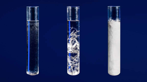 نمک سدیم استات اگر تا نقطه ذوب حرارت ببیند به صورت کریستال در آب متبلور می شود.